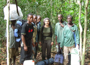Susana and field assistants Jean Marie Kolié, J. Malamu, L. Tokpa, A. Kbokmo, C. Koti, O. Mamy, Henry Didier Camara, photographed in the Diecke forest during her 2006 field trip (photo by Jules Doré)