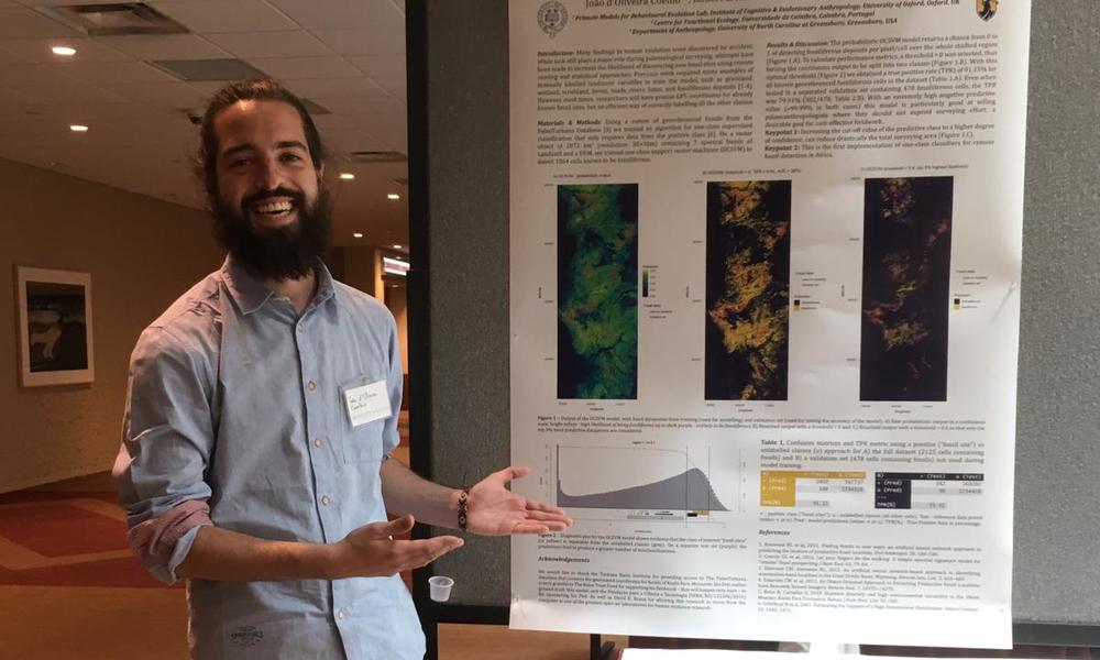 João Coelho ready to present his Poster at the PaleoMeetings 2019 João Coelho ready to present his Poster at the PaleoMeetings 2019